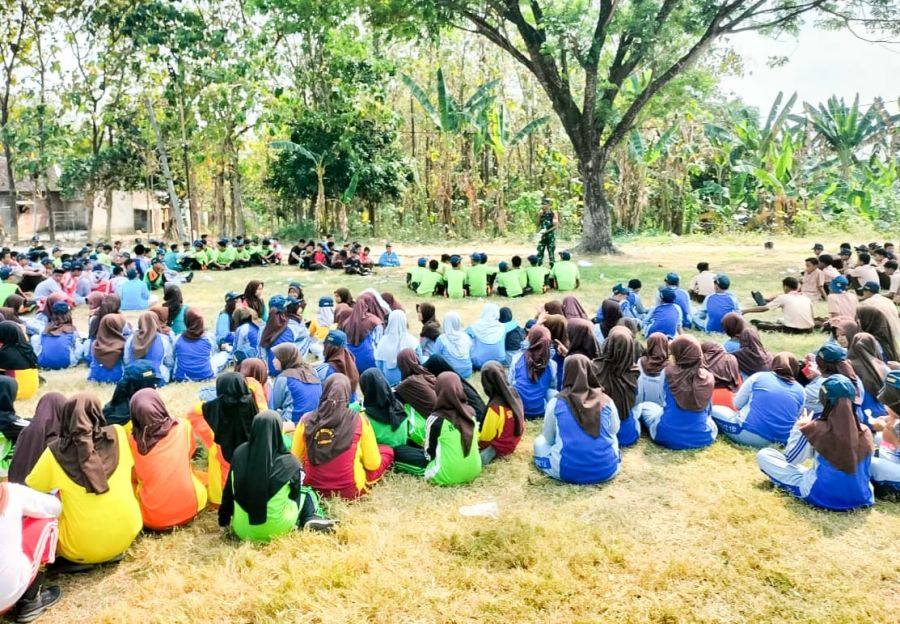 Ratusan Siswa SMPN Kasiman dilatih PBB Babinsa Kodim 0813 Bojonegoro