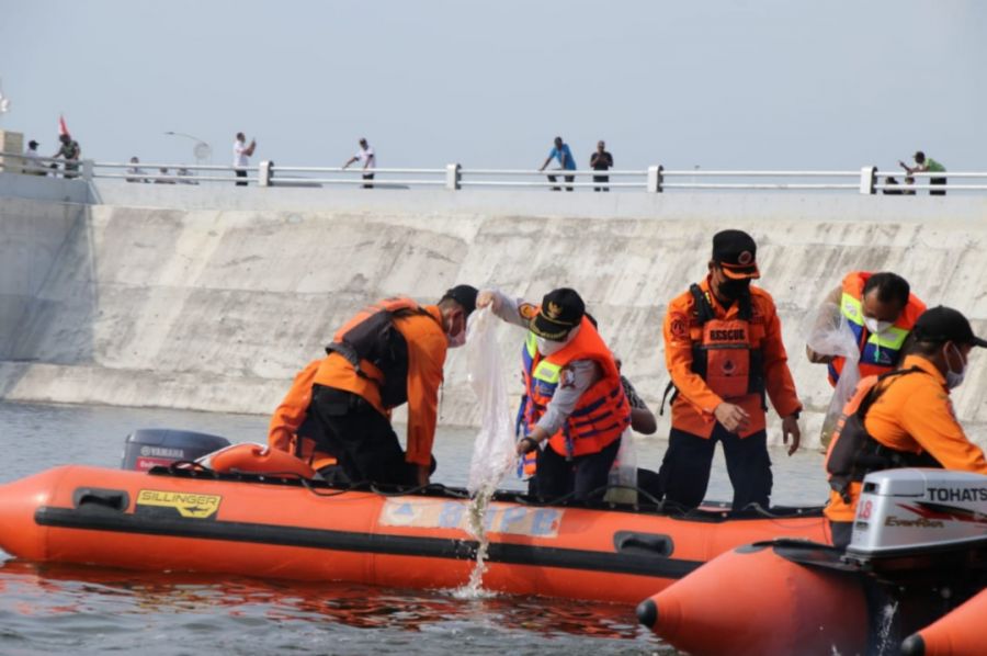Rawat Ekosistem Bendungan Gongseng, Bupati Bojonegoro Tebar 20 Ribu Benih Ikan