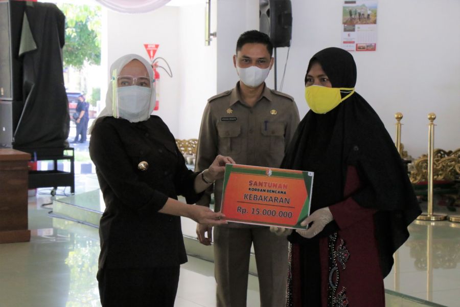 Ringankan Beban Warga, Bupati Bojonegoro Serahkan Santunan Kepada Korban Kebencanaan