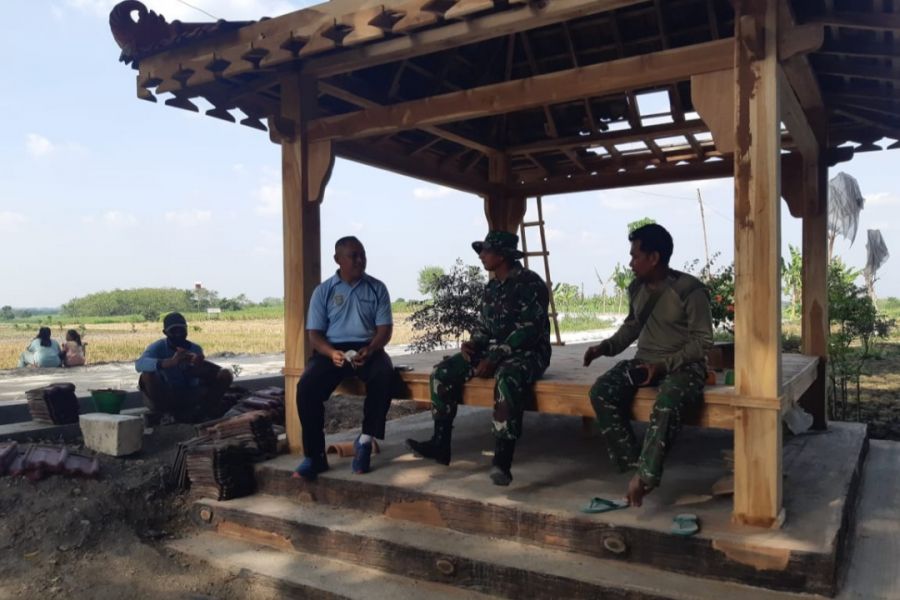 Saat Jam Istirahat, Satgas TMMD 114 Berbincang Santai bersama Warga Tunggunjagir