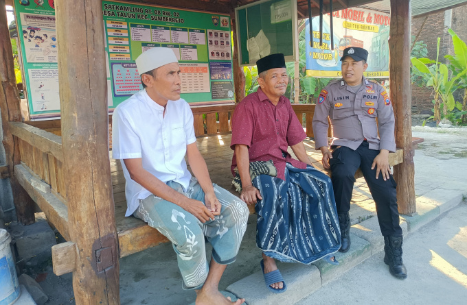 Sambang ke Desa Binaan, Anggota Polsek Sumberrejo ini Sosialisasikan Operasi Patuh Kepada Warganya