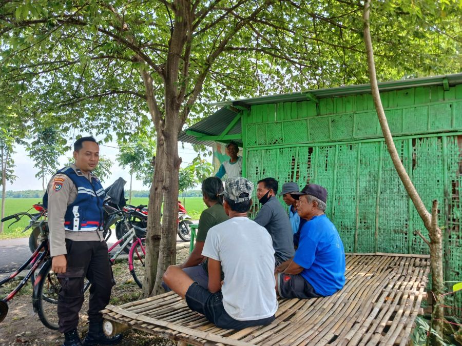 Sambil Patroli Sore, Bhabinkamtibmas Polsek Sumberrejo Beri Himbauan Kamtibmas