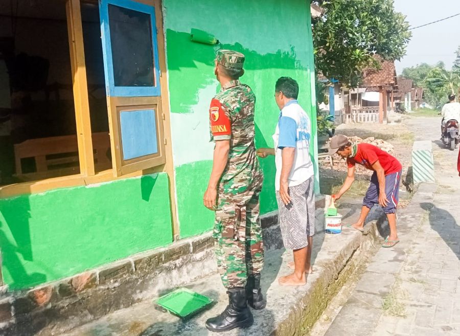 Sambut Bulan Ramadan, Babinsa Koramil Temayang Kodim 0813 Bojonegoro bersihkan Area Makam