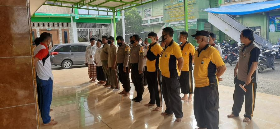 Sambut Hari Bhayangkara ke 76, Anggota Polsek Sumberrejo Kerja Bakti di Rumah Ibadah