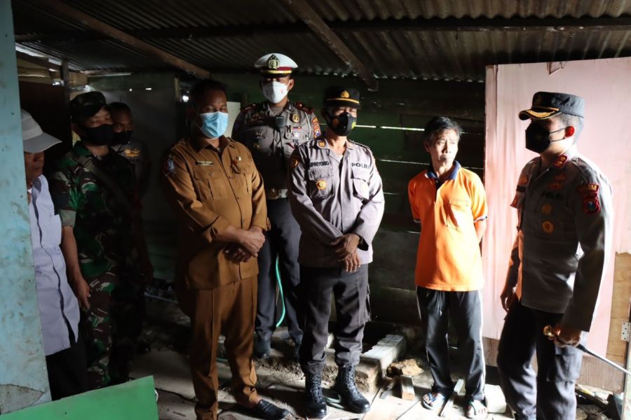 Sambut Hari Bhayangkara Ke 76, Polres Bojonegoro Bantu Renovasi Rumah ASN Polri