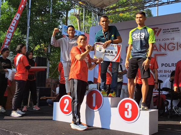 Sambut Hari Bhayangkara ke-77, Ratusan Warga Nganjuk Ikut Lomba Lari