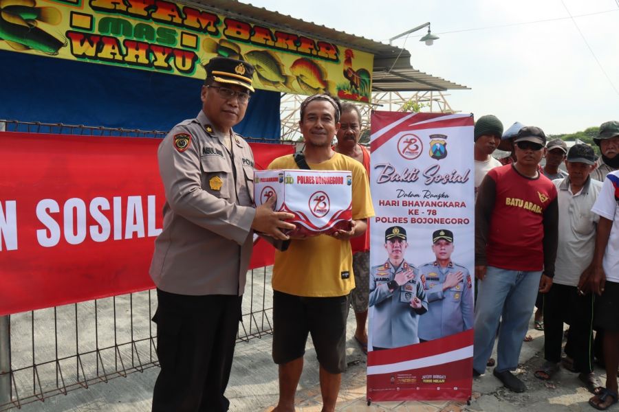 Sambut Hari Bhayangkara Ke 78, Polres Bojonegoro Salurkan Bansos