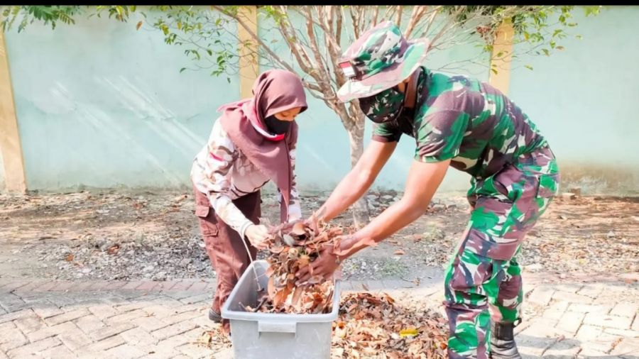 Sambut HUT TNI, Kodim Bojonegoro bersama Sakawira Kartika dan Pelajar Bersih-Bersih Area TMP