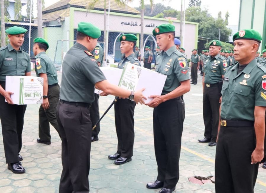 Sambut Idul Fitri 1445 H, Dandim 0813 Bojonegoro Bagikan Bingkisan Lebaran