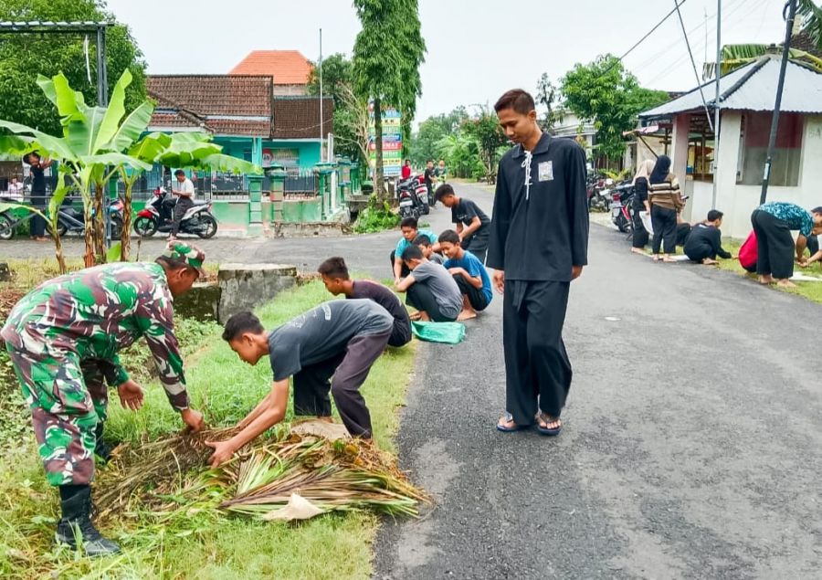Sambut Ramadhan, Babinsa Koramil Sumberrejo Bojonegoro dan Warga Kedungrejo Bersih-Bersih Area Makam