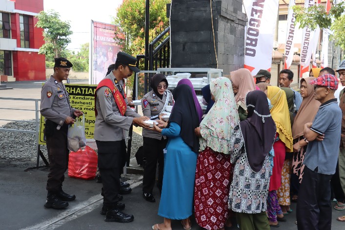Sarapan Gratis, Polres Bojonegoro Bagikan Puluhan Nasi Kotak