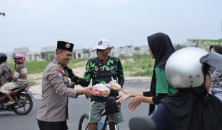 Sat Binmas Polres Lamongan Gelar Patroli Ngabuburit dan Berbagi Takjil Gratis