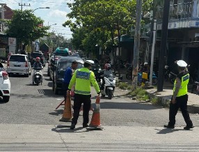 Sat Lantas Polres Lamongan Evakuasi Truck Gandeng Alami As Patah, Sekaligus Urai Kemacetan Jalan
