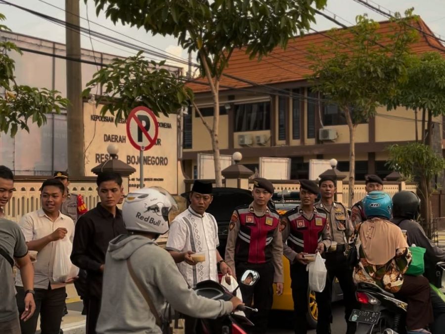 Sat Sabhara Gelar Bagi-bagi Takjil dan Santunan Anak Yatim