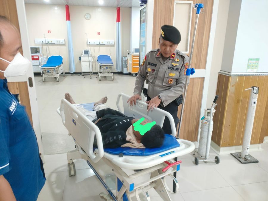Sat Samapta Polres Bojonegoro Evakuasi Pemuda Mabuk di Alun Alun