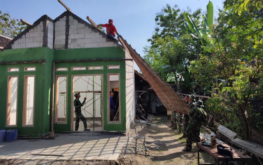 Satgas TMMD 114 Ajak Warga  Sekitar Tunggunjagir Bantu Naikkan Atap Rumah RTLH