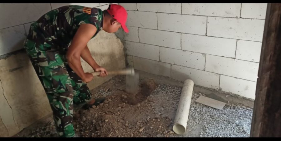 Satgas TMMD 114 Kodim 0812 Lamongan Pasang Pipa Saluran Pembuangan Program Jambanisasi