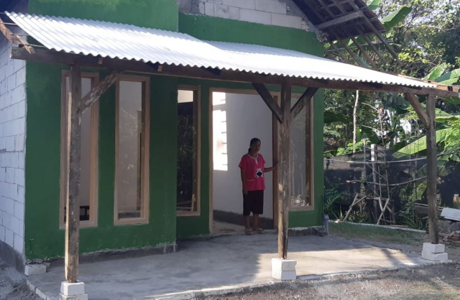 Satgas TMMD 114 Rampungkan Pemasangan Atap Rumah Ibu Sani
