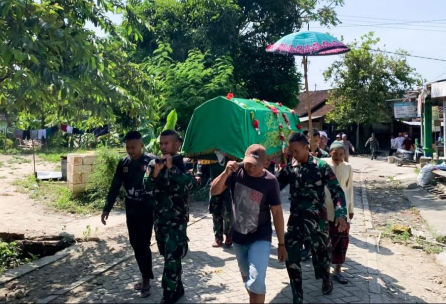 Satgas TMMD 115 Kodim 0813 Bojonegoro bantu Prosesi Pemakaman Warga Ngantru Sekaran
