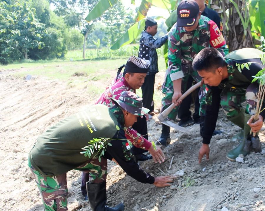 Satgas TMMD 120 Kodim 0813 Bojonegoro dan Masyarakat Hijaukan Bantaran Sungai Napis
