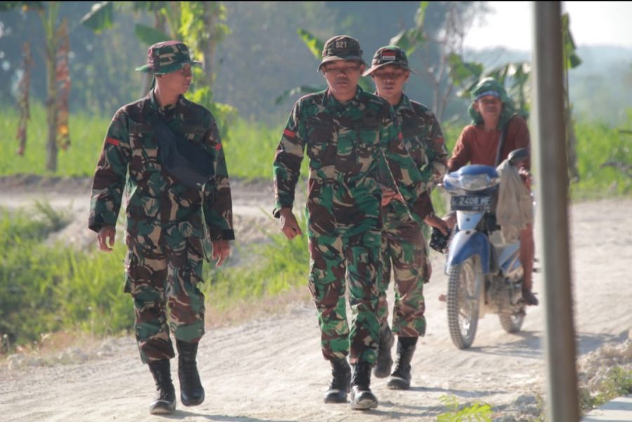 Satgas TMMD ke 114 Jalan Kaki Menuju Lokasi Pengecoran Jalan