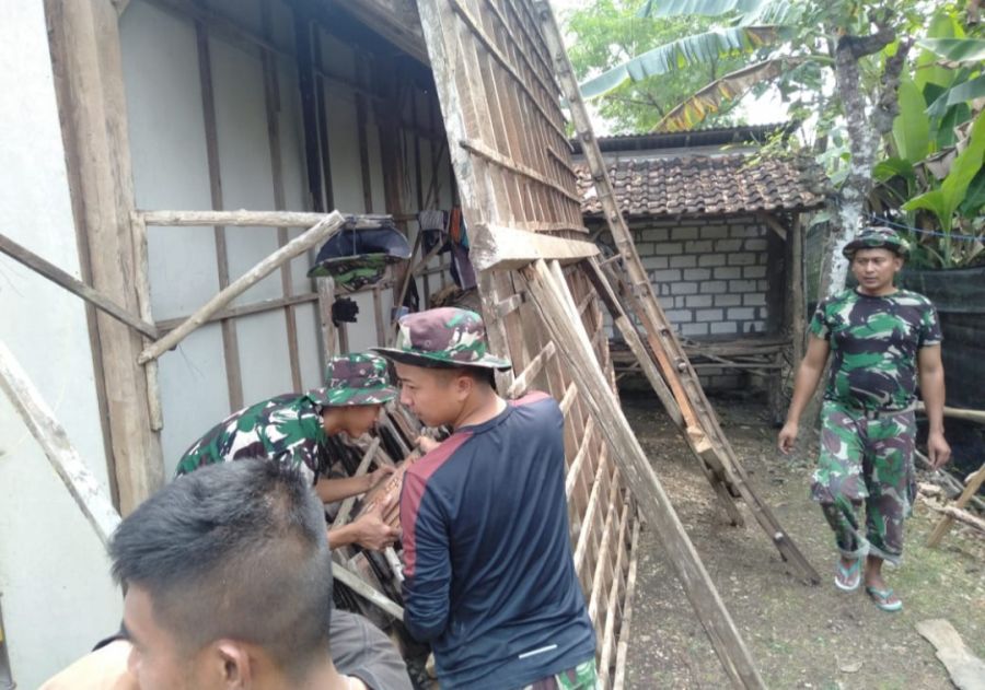 Satgas TMMD ke 114 Kodim 0812 Lamongan Bongkar rumah Ibu Sriwahyuni