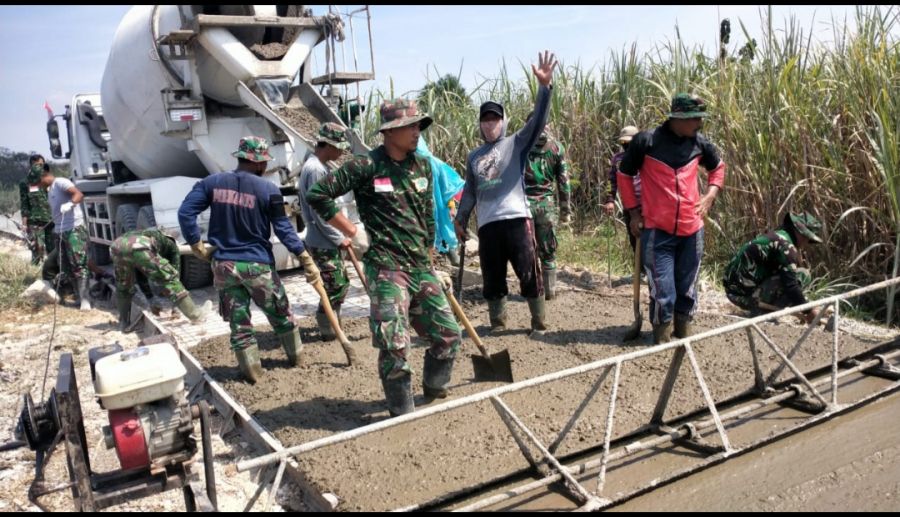Satgas TMMD ke 114 Kodim 0812 Lamongan beri Kualitas Adukan Semen Cor Terbaik