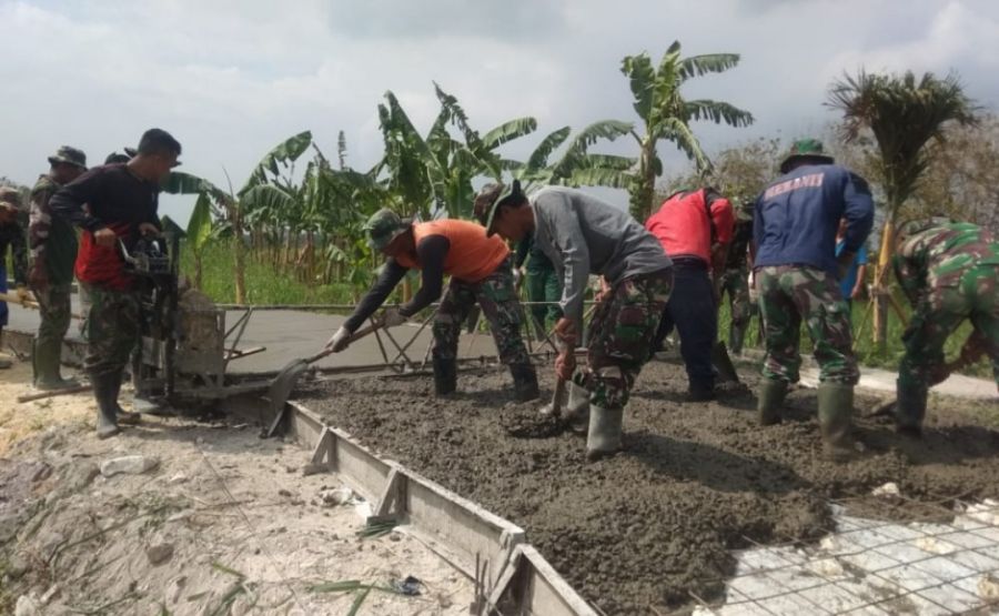 Satgas TMMD ke114 Kodim 0812/Lamongan dan Warga Berjibaku dalam pekerjaan Jalan Konstruksi Cor Beton