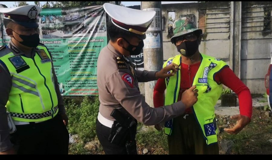 Satlantas Polres Bojonegoro Bagikan Rompi kepada Relawan Supeltas
