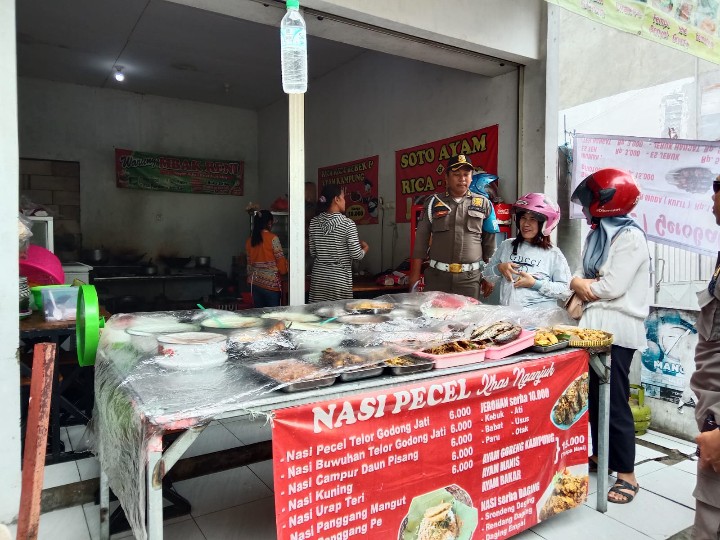 Satpol PP Bojonegoro Himbau Selama Ramadhan Warung Pakai Penutup