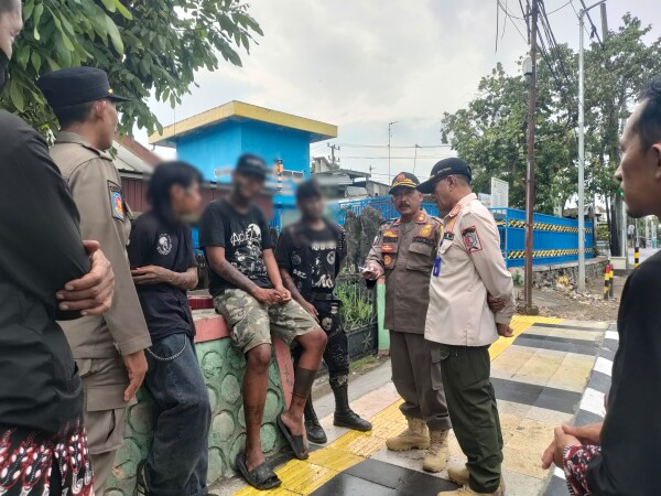 Satpol PP dan Dinsos Bojonegoro Gelar Operasi Gabungan di Traffic Light