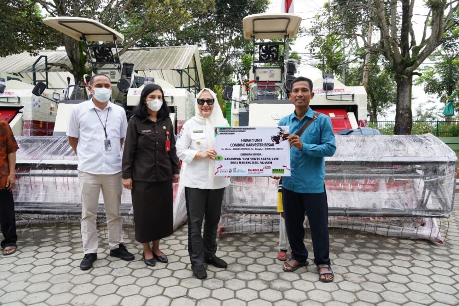 Sebagai Lumbung Pangan Bupati Bojonegoro Serahkan Alat Pertanian Pada 17 Gapoktan