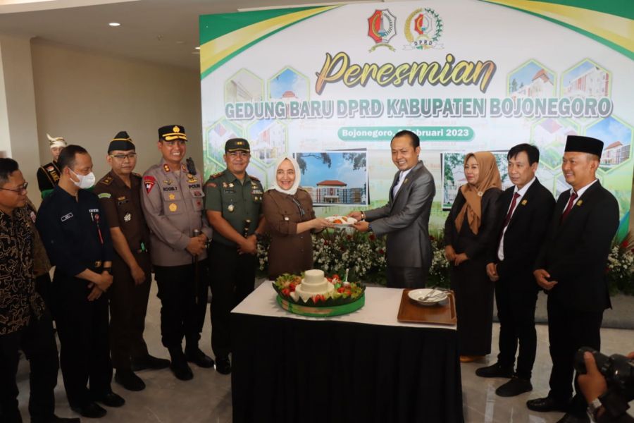 Sebagai Pusat Aspirasi dan Inspirasi, Bupati Resmikan Gedung Baru DPRD Bojonegoro