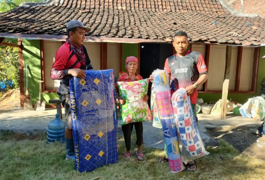 Sebagai tali asih, anggota Satgas TMMD 114 Kodim 0812 Lamongan beri kenang kenangan kepada warga