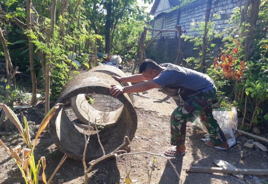 Secara Manual, Anggota Satgas TMMD 114 Kodim 0812 Lamongan Dorong Buis Beton