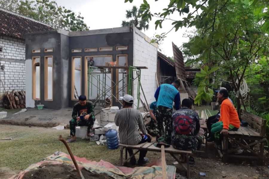 Sejenak melepas lelah, anggota satgas TMMD 114 Kodim 0812 Lamongan bersantai sesaat
