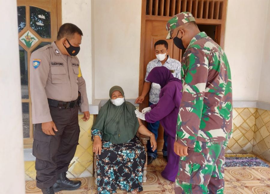 Semangat Melayani Polisi Kepada Lansia Saat Vaksinasi di Sumberrejo