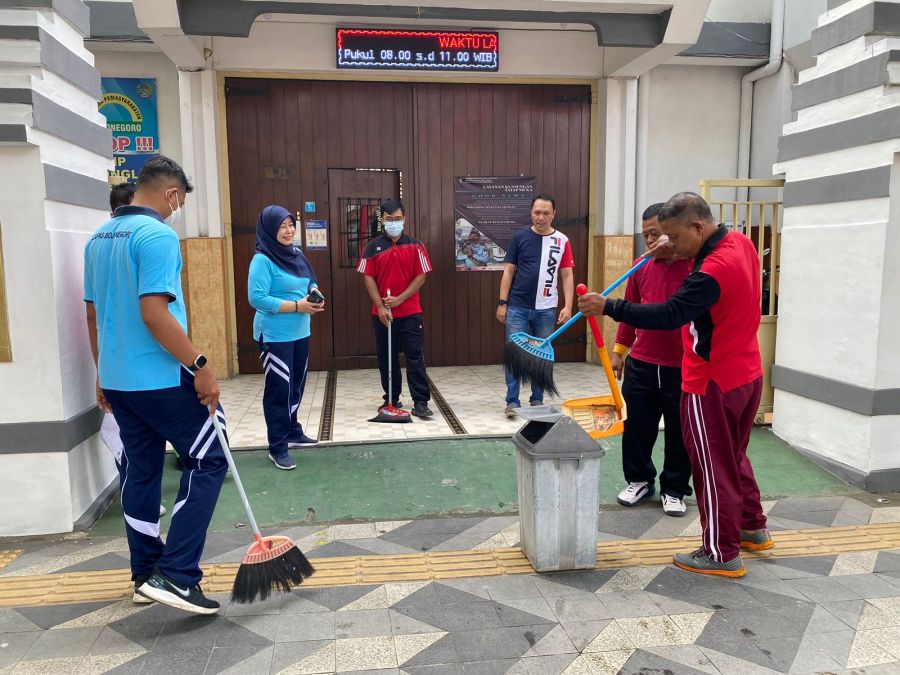 Hari Bhakti Pemasyarakatan ke-59, Lapas Bojonegoro Laksanakan Kerja Bhakti Bersih-bersih Lingkungan