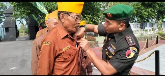 Sentuhan Kasih dan Penghormatan Dandim 0812 /Lamongan Kepada Veteran