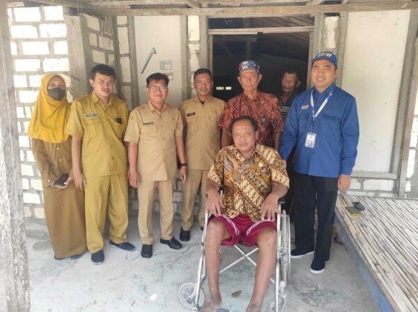 Senyum Sholeh Baidawi Penyandang Disabilitas Dapat Bantuan Kursi Roda