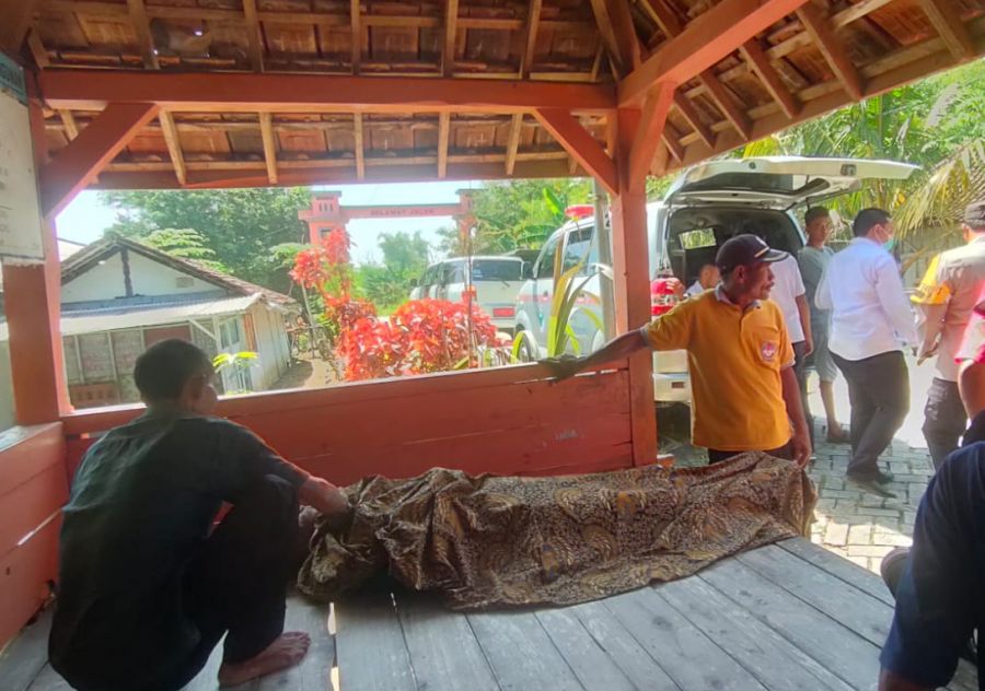 Seorang Kakek Meninggal Dunia di Pos Kamling Kawasan Warung Esex-esex Desa Pacing Sukosewu