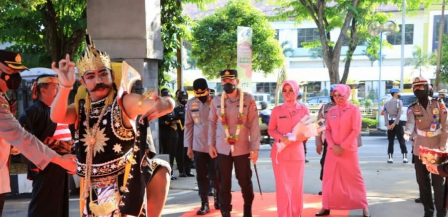 Serah Terima Tongkat Komando dan Penyambutan Kapolres Tuban AKBP Darman kepada AKBP Rahman Wijaya