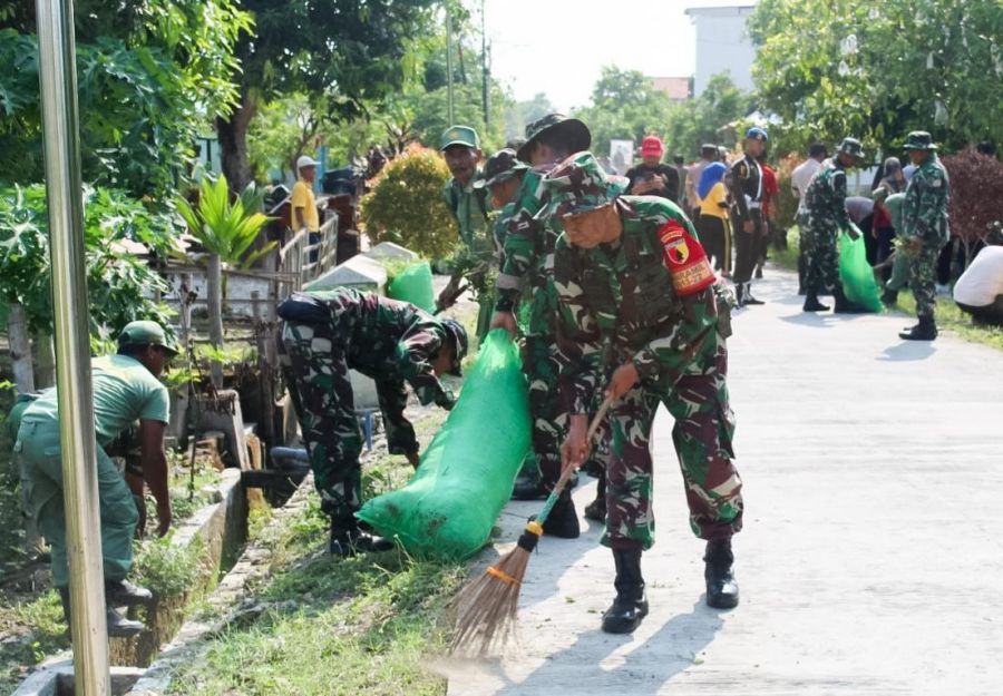 Serentak, Babinsa Kodim 0813 Bojonegoro dan Masyarakat Bersih-bersih Lingkungan di 28 Kecamatan