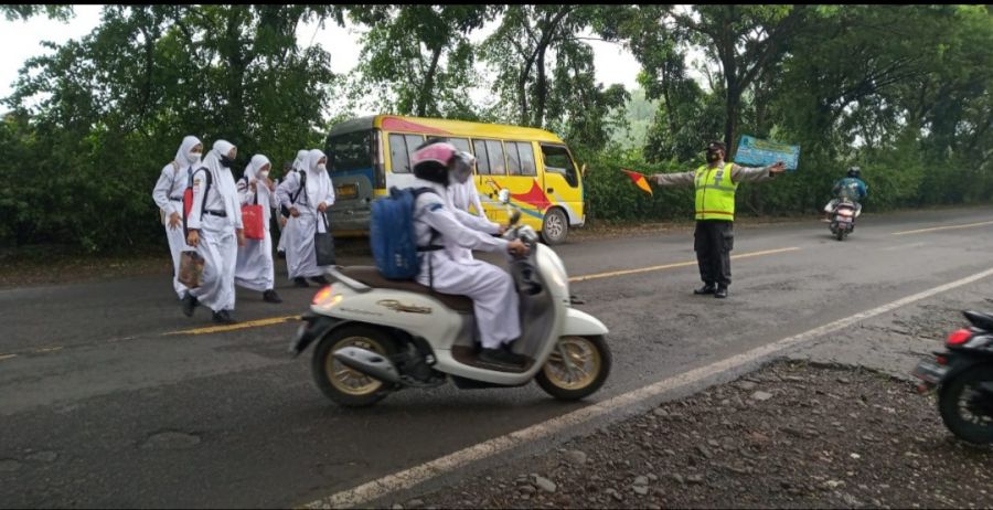 Setiap Pagi, Bhabinkamtibmas Polsek Sumberjo Polres Bojonegoro Selalu Mengatur Lalu Lintas 