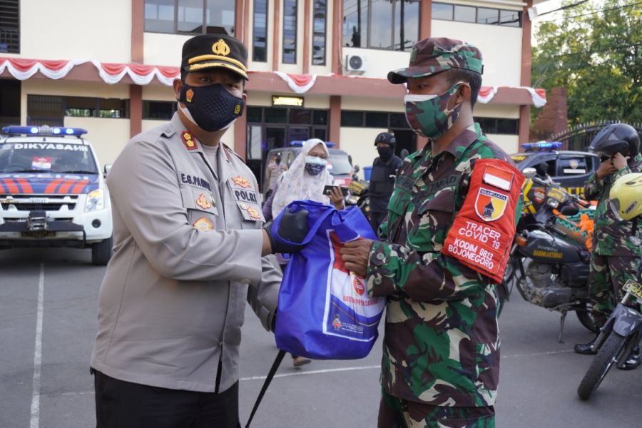 Sinergitas, Kapolres Bojonegoro bersama Dandim 0813 Saat Salurkan Bansos di Tengah PPKM Darurat