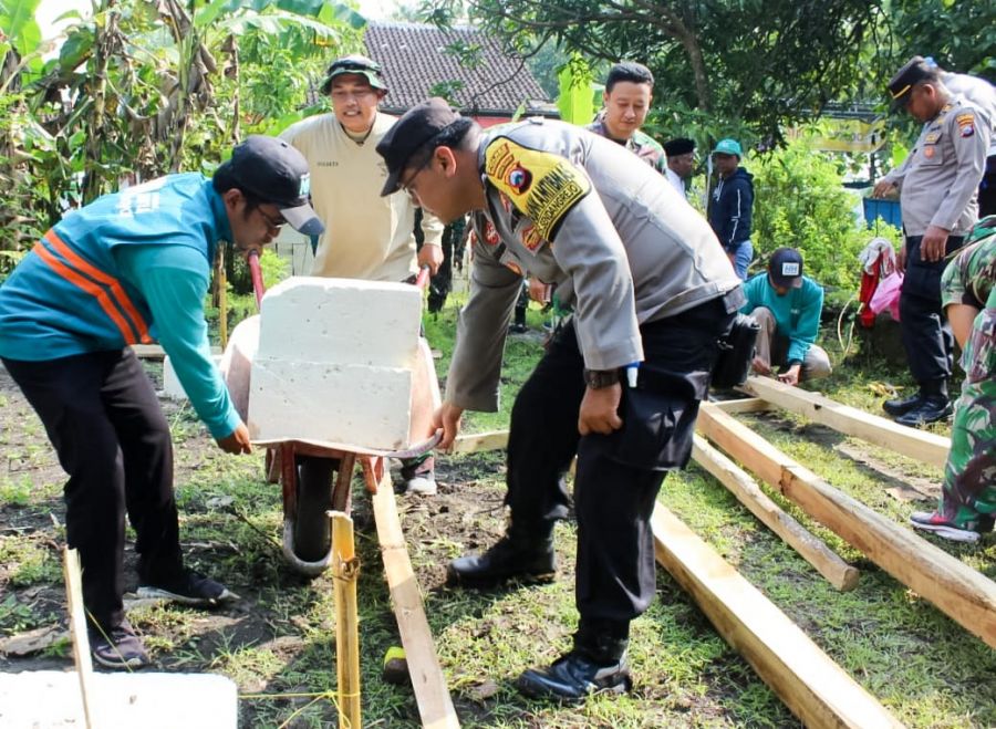 Sinergitas Kodim 0813 Bojonegoro, Pemdes dan Elemen Masyarakat bantu Wujudkan RLH Bagi Sukarno