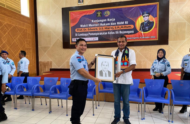 Sketsa Foto Bupati hingga Foto Wamenkumham RI Oleh Warga Binaan Kelas IIA Lapas Bojonegoro