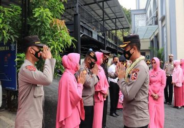 Suasana Haru Iringi Pelepasan Kapolres Tuban