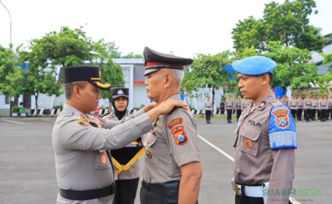 Sujud Syukur Anggota Polres Tuban Usai Terima Penghargaan Kenaikan Pangkat Pengabdian