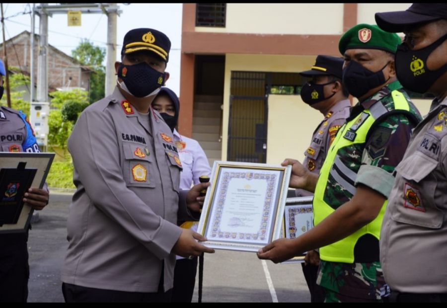 Sukseskan Percepatan Vaksinasi, Kapolres AKBP EG Pandia Beri Reward Dua Personel Polri